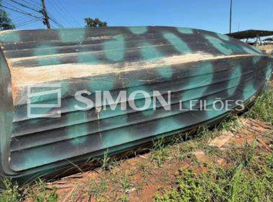 EMBARCAÇÃO DE FIBRA CAMUFLADO COM TONS DE VERDE SEM IDENTIFICAÇÃO COM MOTOR DE POUPA YAMAHA 200HP. N