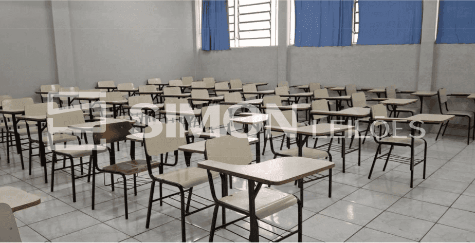 300 cadeiras escolares universitárias com prancheta frontal e porta livros, algumas em MDF cor bege 
