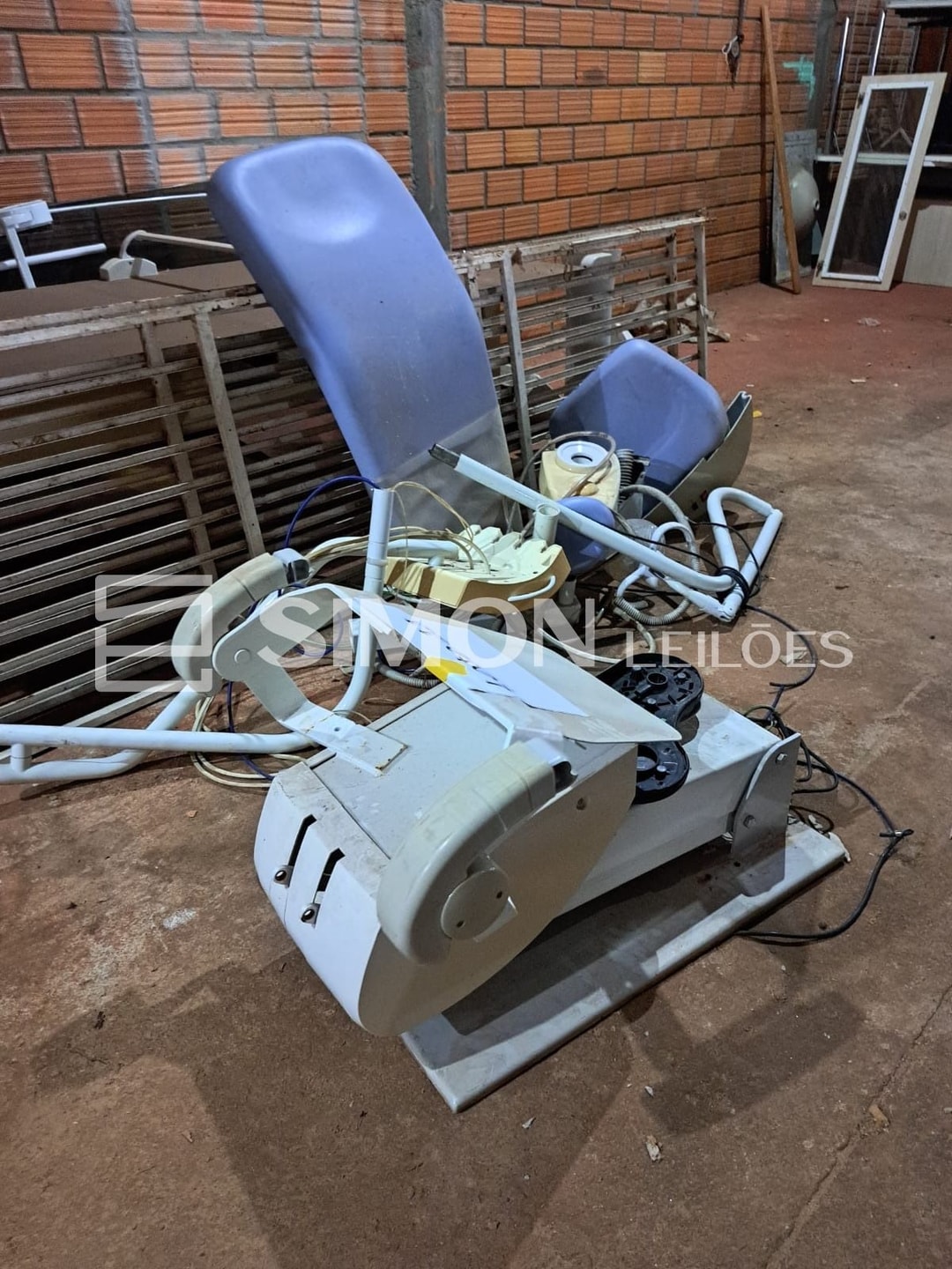 CADEIRA ATENDIMENTO ODONTOLOGICA COM KART E REFLETOR NA COR AZUL.