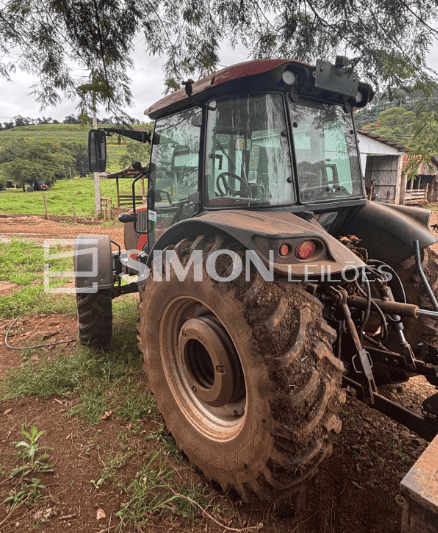 Um  Trator  Mahindra,  ano  2020  vermelho, modelo 861110, em regular estado de conservação.