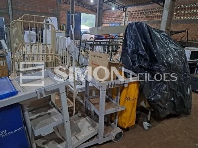 LOTE COM: 1 MESA REFEIÇÃO BEIRA LEITO ,1 SUPORTES DE SORO METAL; 1 CARRINHO DE EMERGÊNCIA; 7 BALANÇA