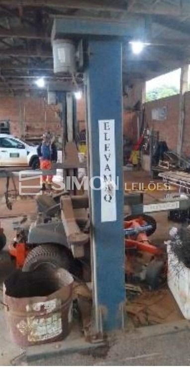 LOTE COM: 1 MÁQUINA EXTRUSORA DE MEIO FIO; 1 ELEVADOR ELEVAMAQ. EM RUIM ESTADO.