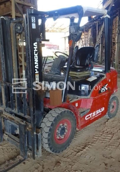 Uma (01) Empilhadeira HANGCHA, MODELO: CPGD25, ANO: 2024, CAPACIDADE: 2.500KG, Nº SÉRIE: 18BD08103, 