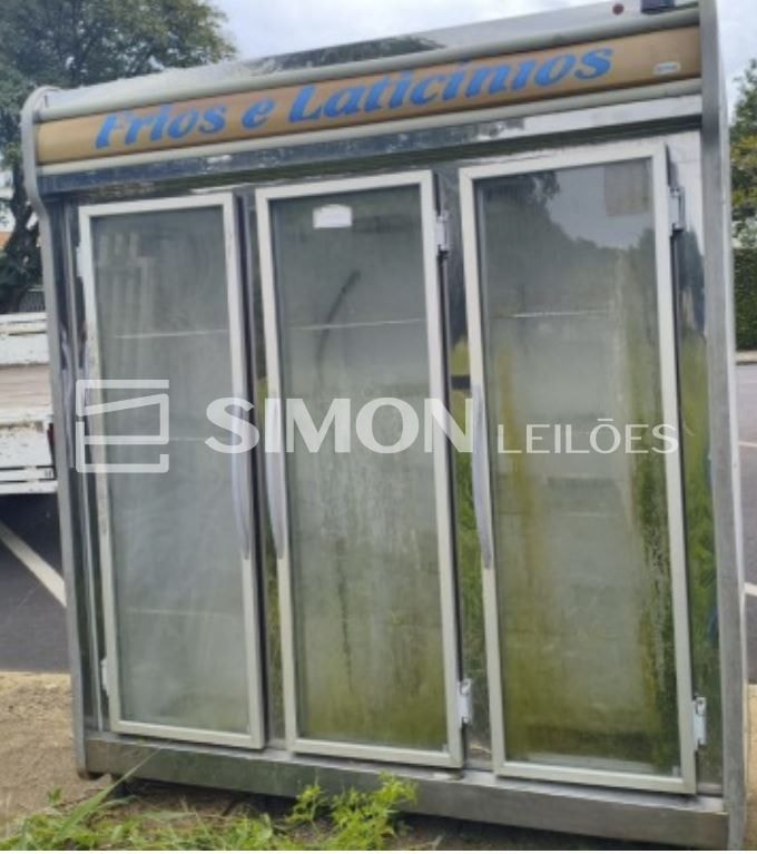 01 (um) balcão para frios, com 03 (três) portas, 110 volts, sem identificação de marca, apresentando