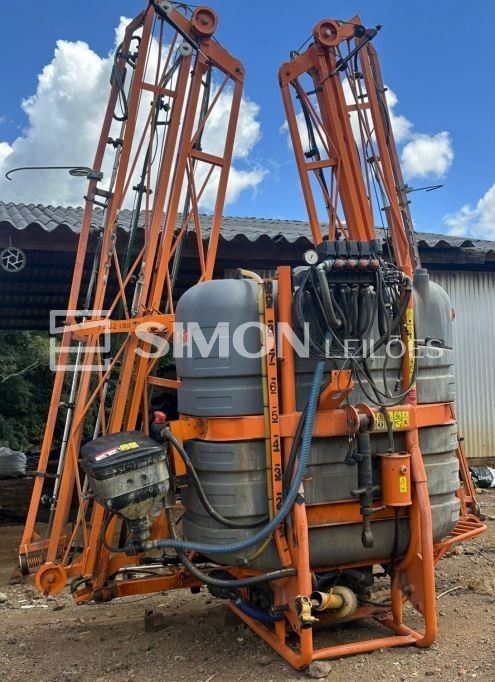 01 (uma) máquina agrícola tipo PULVERIZADOR jacto usado, porém em condições normais de funcionamento