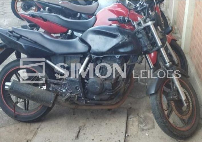 Sucata Inservível: 01 (uma) motocicleta Honda CBX 250, preta, ano/mod. 07/08, placas APP-6068. Sem L