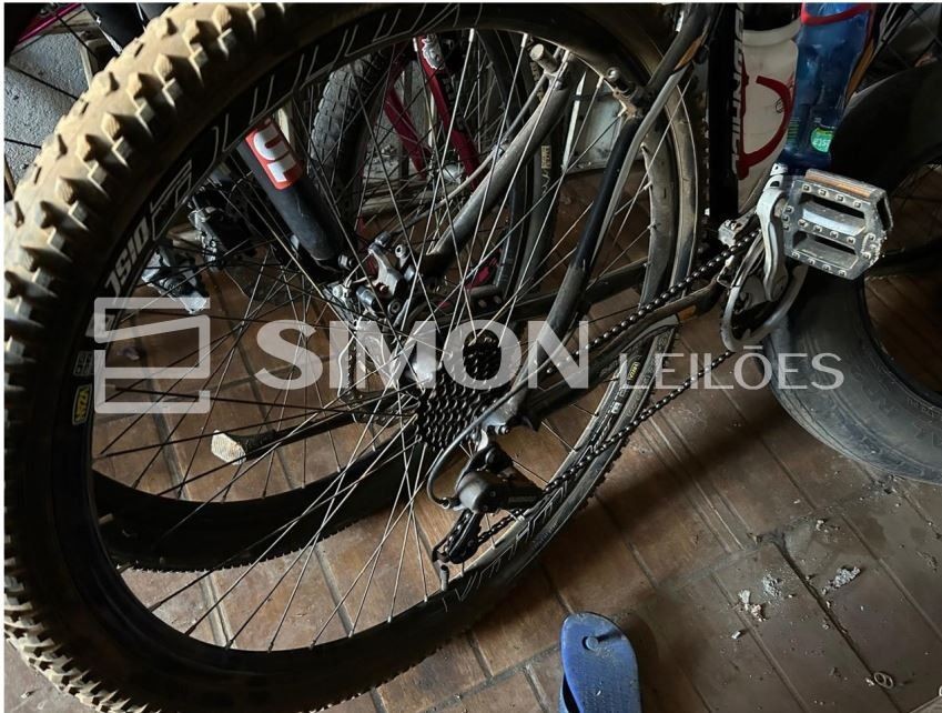 Bicicleta Downhill 29, relação de marchas Shimano Tourney 21v, rodas VZAN VNINE, mesinha GTA, selim 