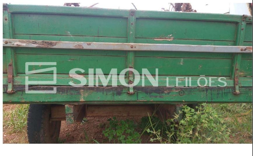c)  Uma carreta agrícola de madeira, cor verde, sem especificação de marca e modelo, dois eixos, com