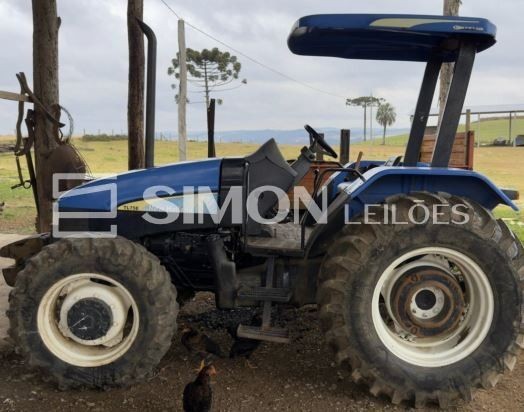 Trator agrícola da marca New Holland, modelo TL75E, cor azul, tração 4x2, cabine sem fechamentos, di