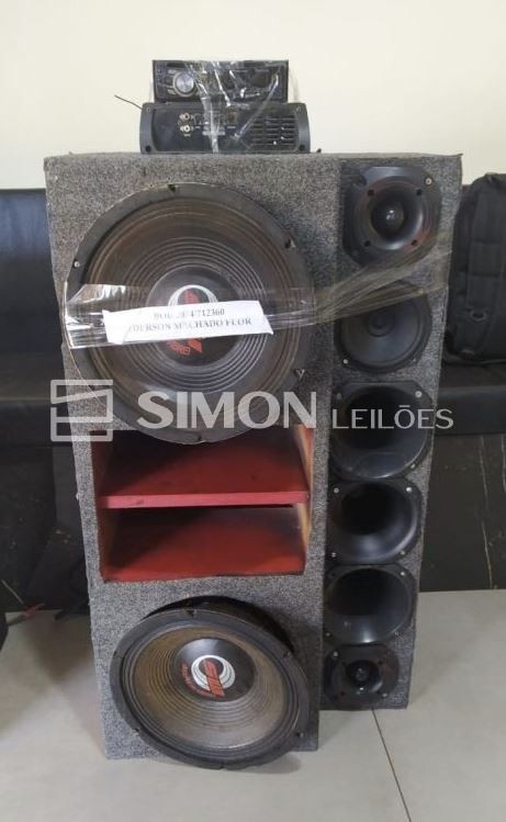 1 (um) equipamento de som automotivo contendo: 2 (dois) sub-woofer, 3 cornetas, 3 tweeters, montados