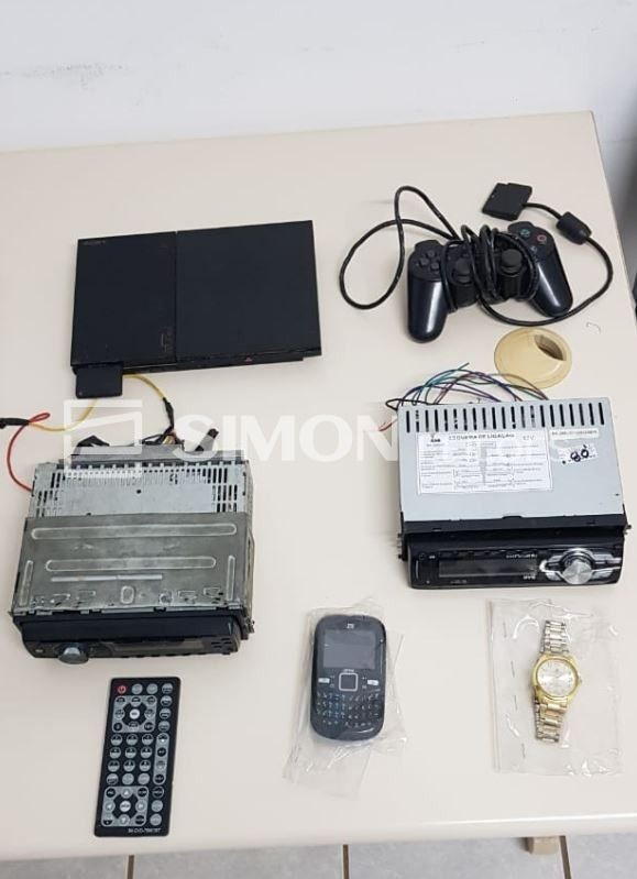  01 Televisão, marca Philco, modelo TV LCD PH32M4,  R$ 100,00 (cem reais); 01 videogame, marca sony,