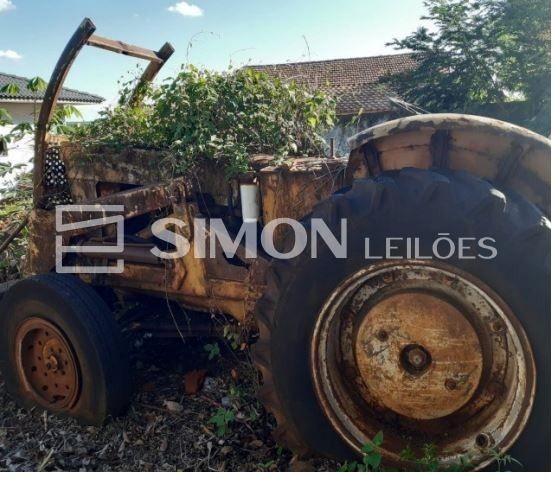 Um Maquinário Agrícola, tipo TRATOR de Madeireira, com Prancha frontal e guincho acoplado para derru