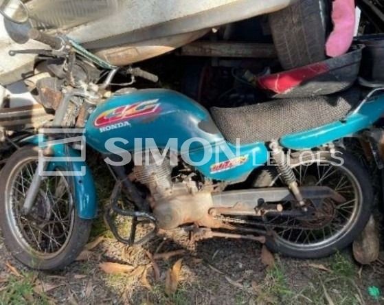 Sucata Inservível: Uma motocicleta Honda/CG 125 Titan, Ano fabricação 1997, cor: verde, Placas LYX66