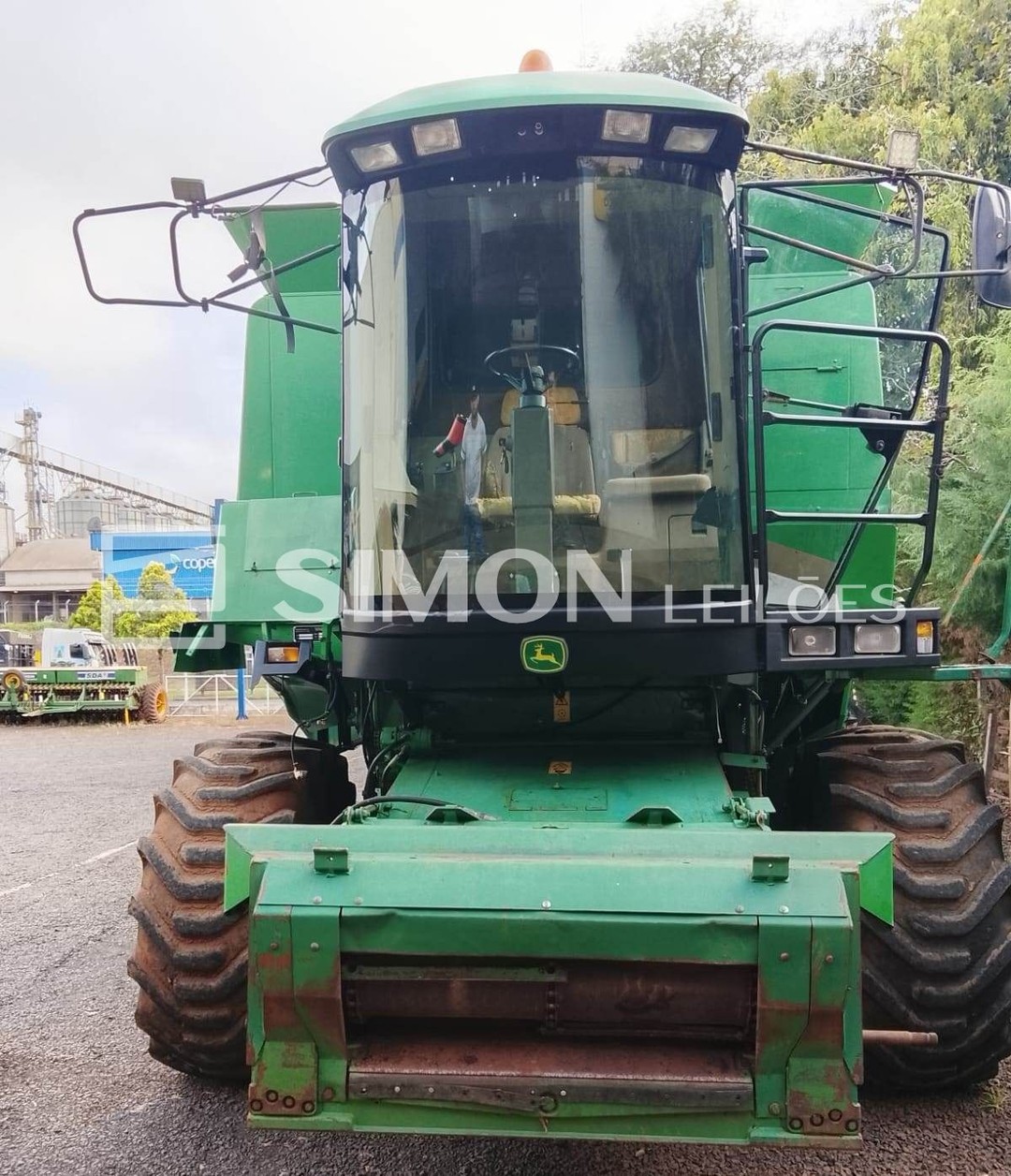 a) 01 (uma) colheitadeira automotriz de grãos, usada, marca John Deere, modelo 1450, ano de fabricaç